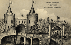 221853 Afbeelding van de gereconstrueerde Tolsteegpoort bij de Tolsteegbrug te Utrecht, als onderdeel van de ...